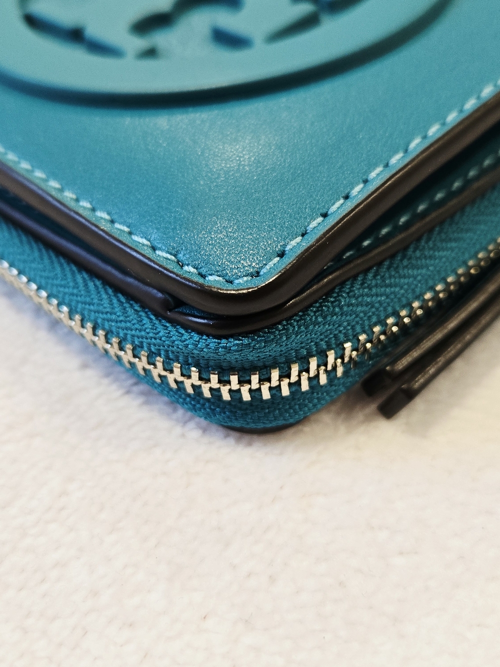 Tory Burch Teal Leather Zip Card Case with Logo Medallion EUC - Picture 6 of 12
